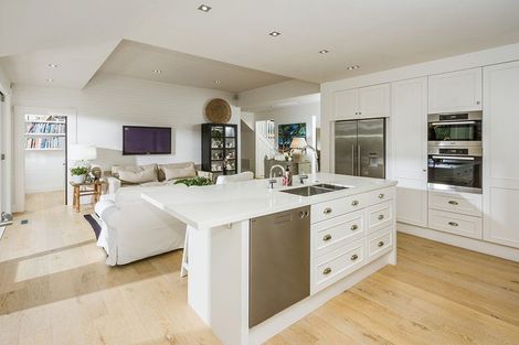 Photo of property in 10 Tiri Road, Milford, Auckland, 0620