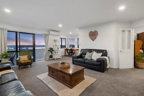 Photo of property in 17 Downing Place, Welcome Bay, Tauranga, 3112