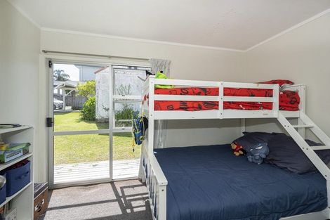 Photo of property in 4/23 Luckens Road, West Harbour, Auckland, 0618