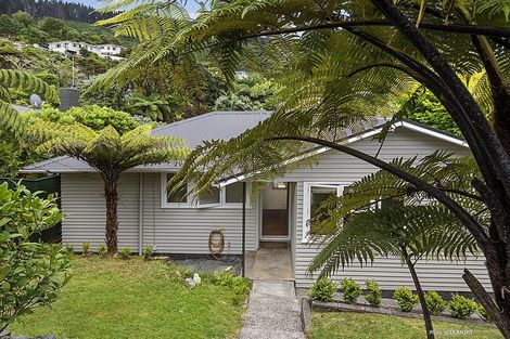 Photo of property in 6 Woodstock Terrace, Tawa, Wellington, 5028