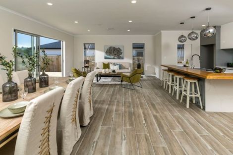 Photo of property in 16 Gilbransen Road, Kumeu, 0810