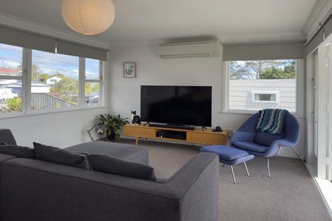 Photo of property in 48 Brooker Grove, Newlands, Wellington, 6037