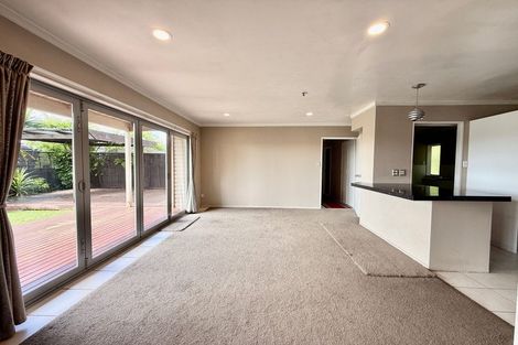 Photo of property in 112 Whangaparaoa Road, Red Beach, 0932