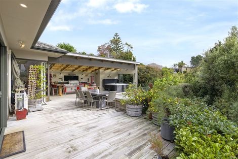 Photo of property in 16 Renlee Place, Shelly Park, Auckland, 2014
