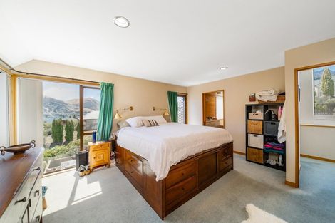 Photo of property in 2 Milward Place, Kelvin Heights, Queenstown, 9300