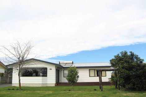Photo of property in 8 Deakin Place, Clive, 4102
