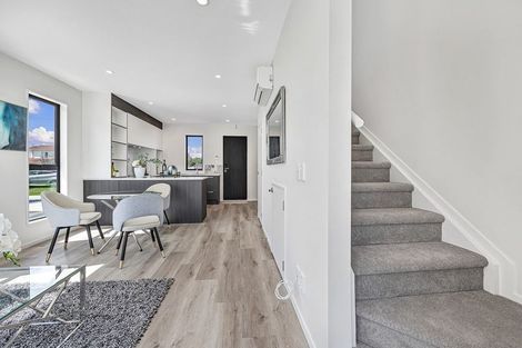 Photo of property in 9/47 Beach Road, Te Atatu Peninsula, 0610