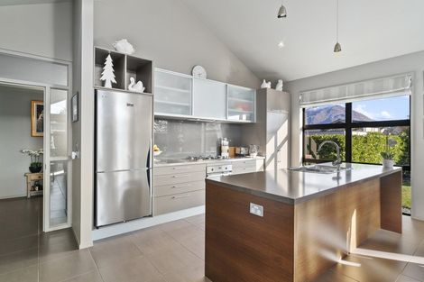 Photo of property in 8 Jackby Court, Jacks Point, Queenstown, 9371