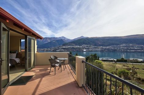 Photo of property in 17 Milward Place, Kelvin Heights, Queenstown, 9300