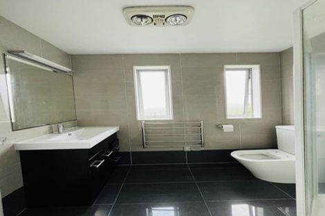 Photo of property in 8 The Rosebowl, Sunnyhills, Auckland, 2010