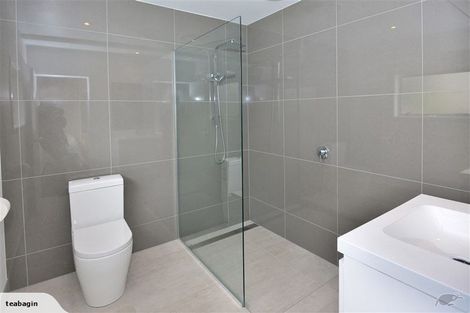 Photo of property in 28 Totaravale Drive, Totara Vale, Auckland, 0629