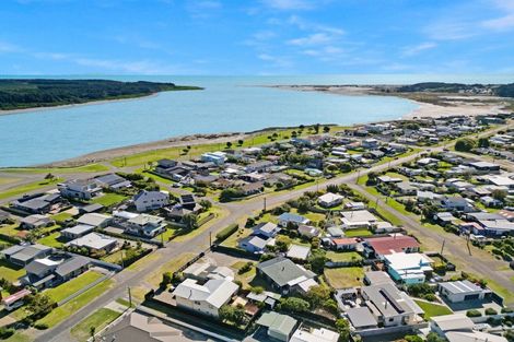 Photo of property in 35 Shortt Street, Foxton Beach, Foxton, 4815