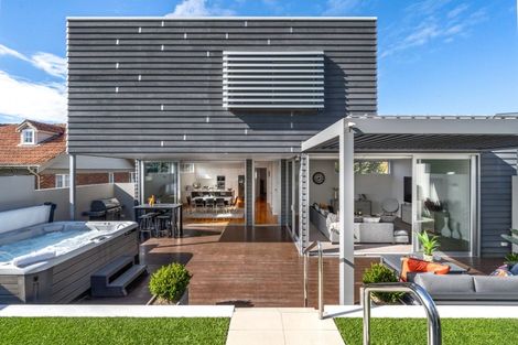Photo of property in 33 Luplau Crescent, Cockle Bay, Auckland, 2014
