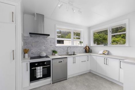 Photo of property in 27 Lees Grove, Wainuiomata, Lower Hutt, 5014