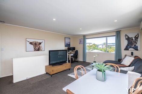 Photo of property in 9a Pimlico Place, Newlands, Wellington, 6037