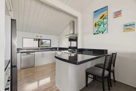 Photo of property in 31 Karewa Parade, Papamoa Beach, Papamoa, 3118