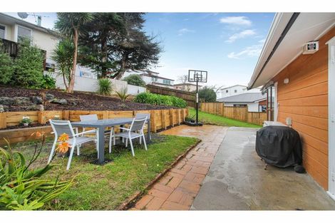 Photo of property in 2/6 Sovereign Place, Glenfield, Auckland, 0629
