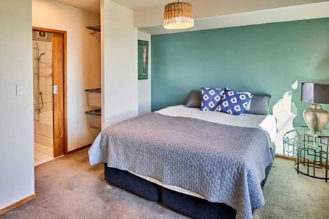 Photo of property in 42 Pukatea Street, Eastbourne, Lower Hutt, 5013