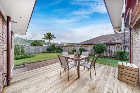 Photo of property in 2/32 Headcorn Place, Botany Downs, Auckland, 2010