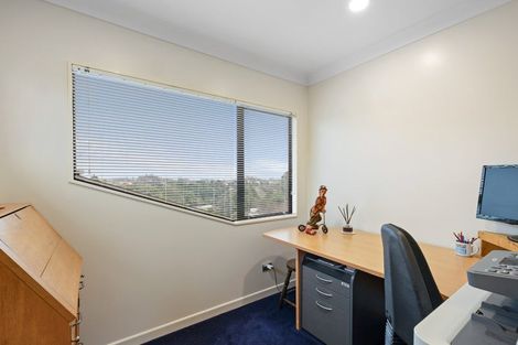 Photo of property in 10 Larsen Place, Merrilands, New Plymouth, 4312