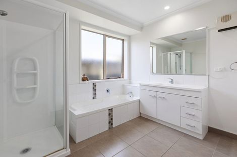 Photo of property in 120 Doncaster Drive, Papamoa Beach, Papamoa, 3118