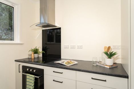 Photo of property in 8 Brooker Grove, Newlands, Wellington, 6037