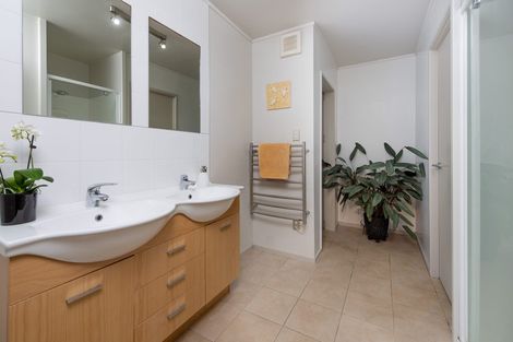 Photo of property in 27 Ocean View Road, Milford, Auckland, 0620