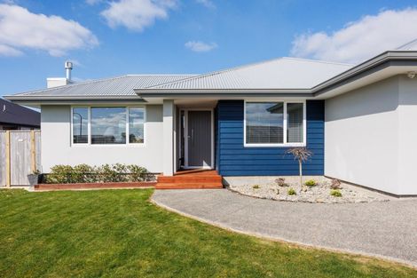 Photo of property in 6 Atlantic Drive, Fitzherbert, Palmerston North, 4410