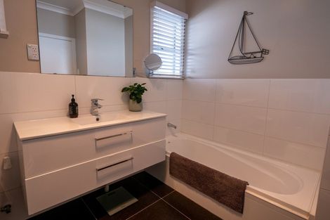 Photo of property in 39 Sylvan Avenue, Northcote, Auckland, 0627