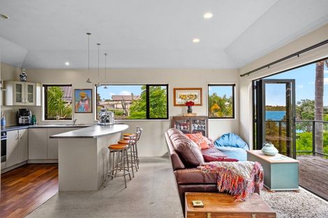 Photo of property in 4 Twin Wharf Road, Herald Island, Auckland, 0618