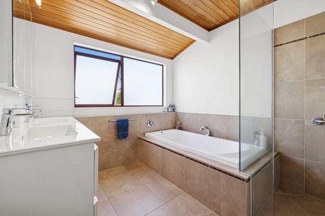 Photo of property in 8a Wicklow Road, Narrow Neck, Auckland, 0622