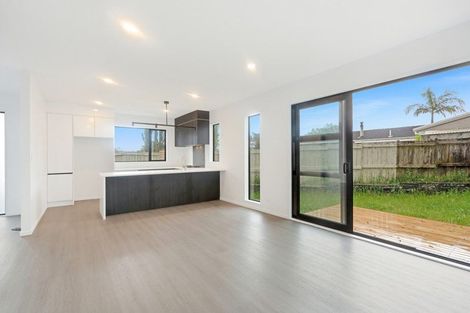 Photo of property in 43d Fitzherbert Avenue, West Harbour, Auckland, 0618