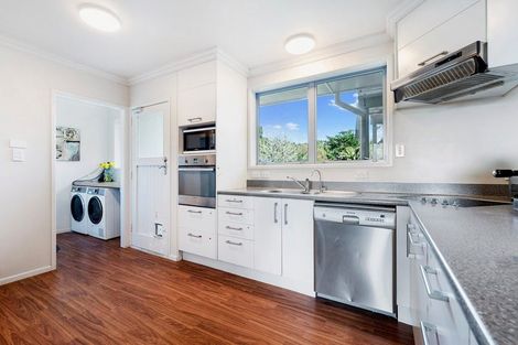 Photo of property in 3 Sandys Parade, Laingholm, Auckland, 0604