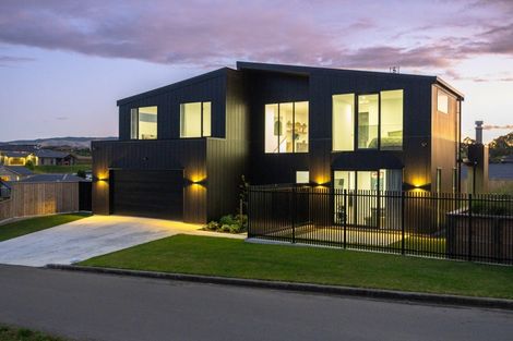 Photo of property in 5 Edenmore Terrace, Fitzherbert, Palmerston North, 4410