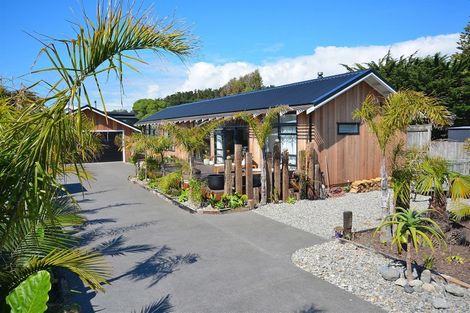 Photo of property in 33 Rauparaha Street, Waikanae Beach, Waikanae, 5036