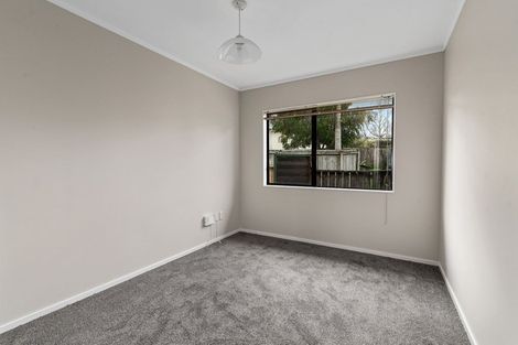 Photo of property in 2/92 Target Road, Totara Vale, Auckland, 0629
