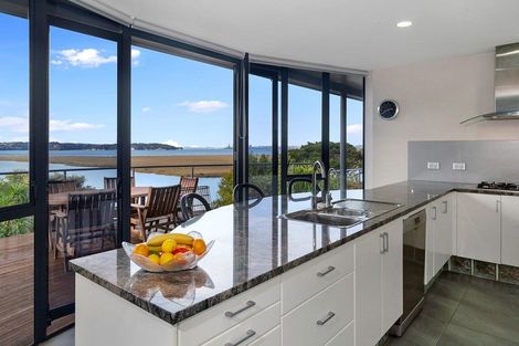 Photo of property in 187 West Harbour Drive, West Harbour, Auckland, 0618