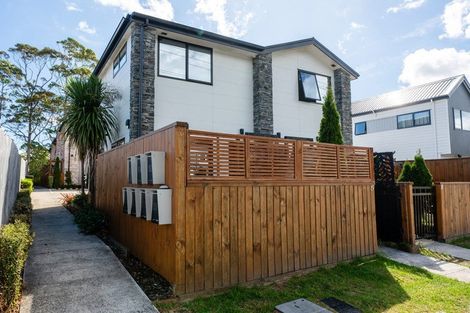 Photo of property in 2/83 Vodanovich Road, Te Atatu South, Auckland, 0610