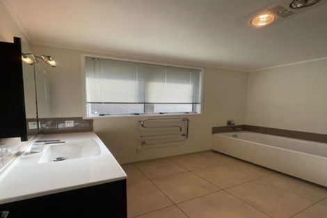 Photo of property in 25 Downsview Road, Pakuranga Heights, Auckland, 2010