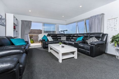 Photo of property in 2/133 Carlisle Road, Northcross, Auckland, 0632