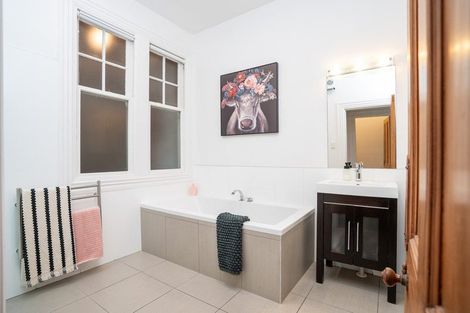 Photo of property in 60 Hawker Street, Mount Victoria, Wellington, 6011