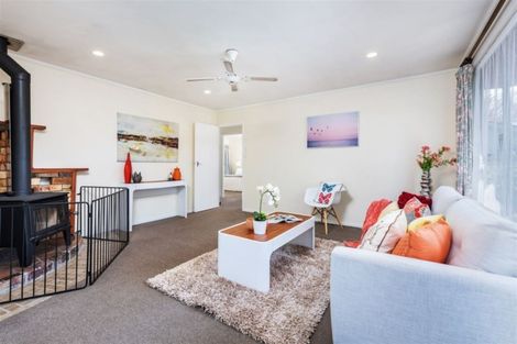 Photo of property in 32 Serwayne Place, Sunnyvale, Auckland, 0612