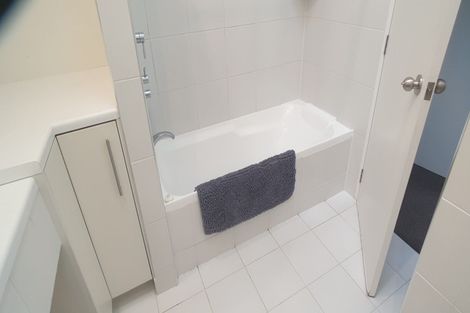 Photo of property in 28 Waterview Downs, Waterview, Auckland, 1026