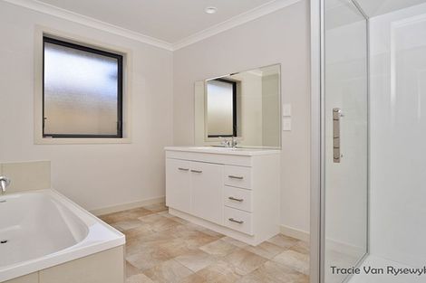 Photo of property in 100 Rosalie Terrace, Kelvin Grove, Palmerston North, 4414