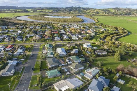 Photo of property in 2 Waiwera Avenue, Parakai, 0830