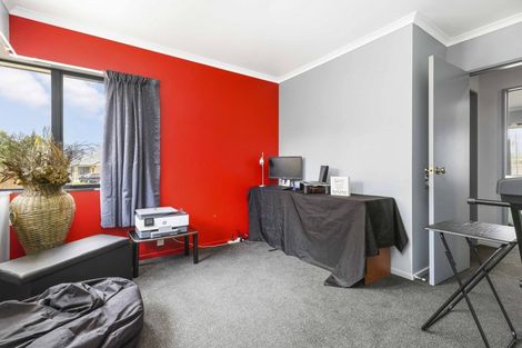 Photo of property in 15 Hollinger Place, Nawton, Hamilton, 3200