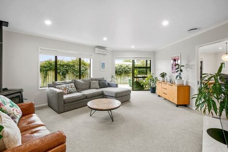 Photo of property in 11 Montrose Place, Highlands Park, New Plymouth, 4312