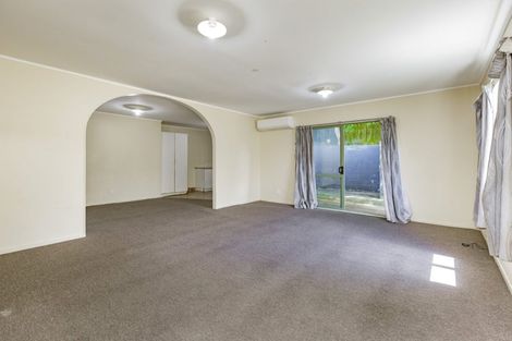 Photo of property in 4/8 Eulogy Place, Randwick Park, Auckland, 2105