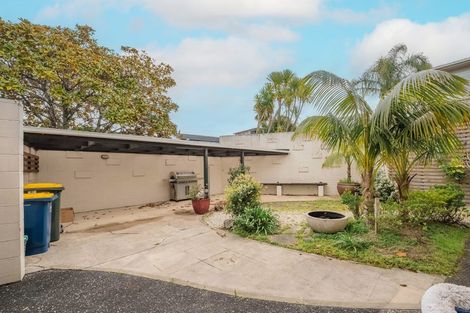 Photo of property in 1/18 Holdaway Avenue, Northcote, Auckland, 0627