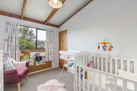 Photo of property in 33 Mandeville Place, Unsworth Heights, Auckland, 0632